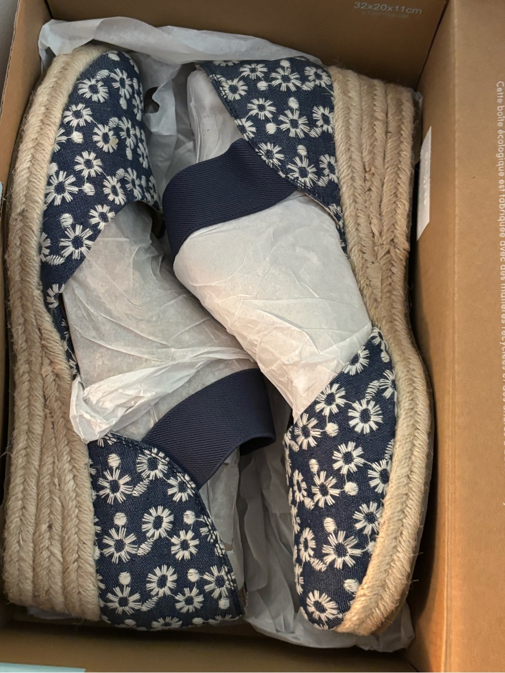 NWT Size 12 Life Stride Navy and Embroidered White Floral Espadrille Slip-On